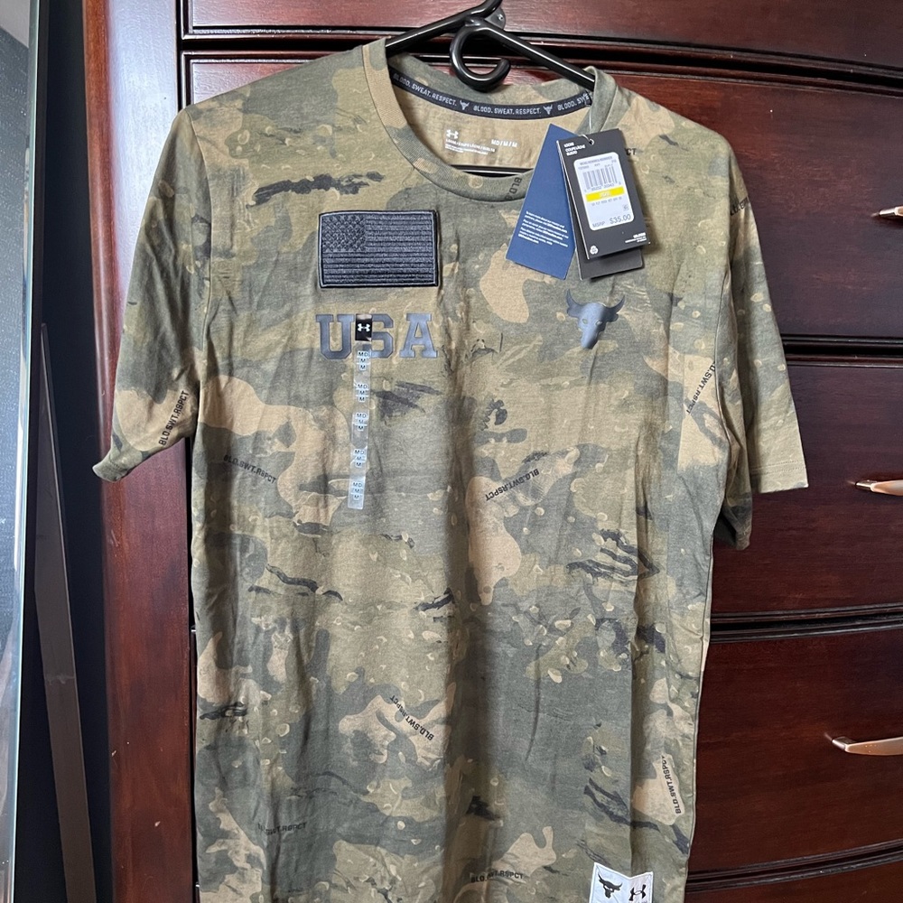 Mens Under Armpur Dwayne Johnson camo workout t-shirt in size medium.